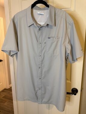 Columbia Men’s PFG Short-Sleeve Light Gray Button-Down Shirt